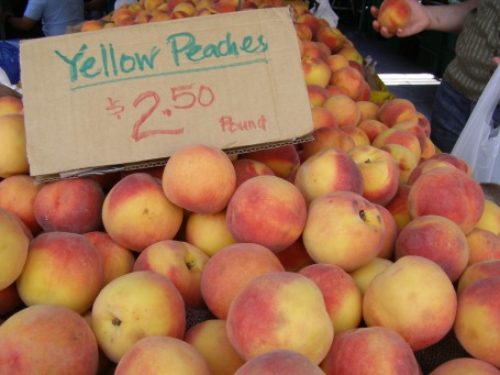 Peaches at Greenmarket at Union Square.  © Margarida Correia 